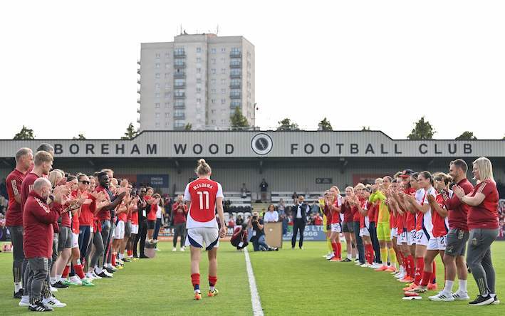 Plantilla y staff del Arsenal aplauden a Miedema tras su último partido con la camiseta gunner. (Glyn Kirk/AFP)