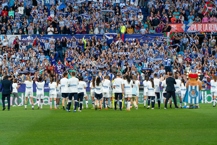 Jugadoras y técnicos de la Real agradecen su apoyo a los aficionados txuriurdines en La Romareda, donde se batió el récord histórico de asistencia del torneo. (Aitor Karasatorre/FOKU)