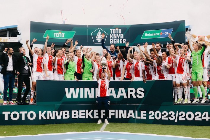 La capitana del Ajax Sherida Spitse, que no ha podido disputar la final por lesión, levanta el trofeo de Copa. (AjaxVrouwen)