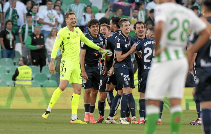 Los jugadores realistas celebran la victoria que garantizaba la sexta plaza el domingo ante el Betis al final del encuentro.