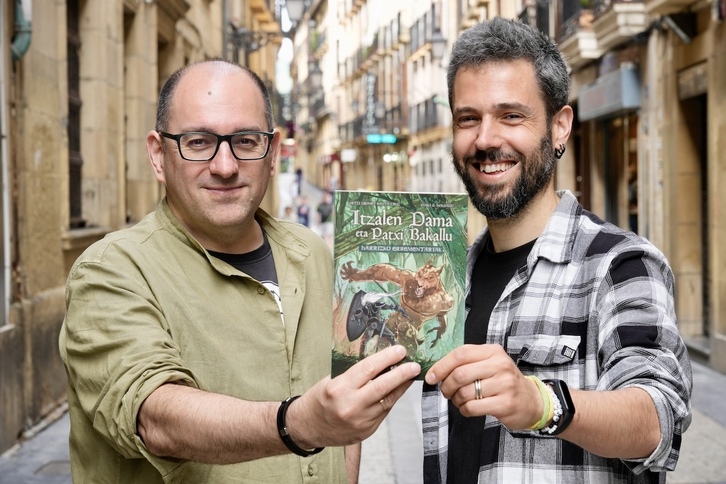 G.Holgado eta Leonet ‘Harrizko errementariak’ liburua aurkezten.