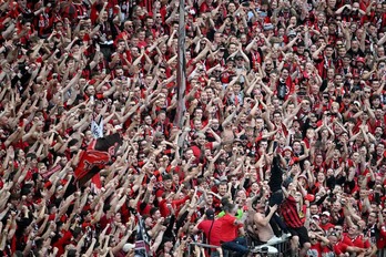 Xabi Alonso, Bayer Leverkuseneko zaleen artean, garaipena ospatzen. 