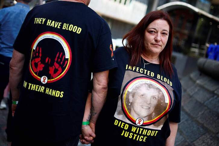 Familiares de víctimas de la sangre contaminada, ante el Parlamento británico. 