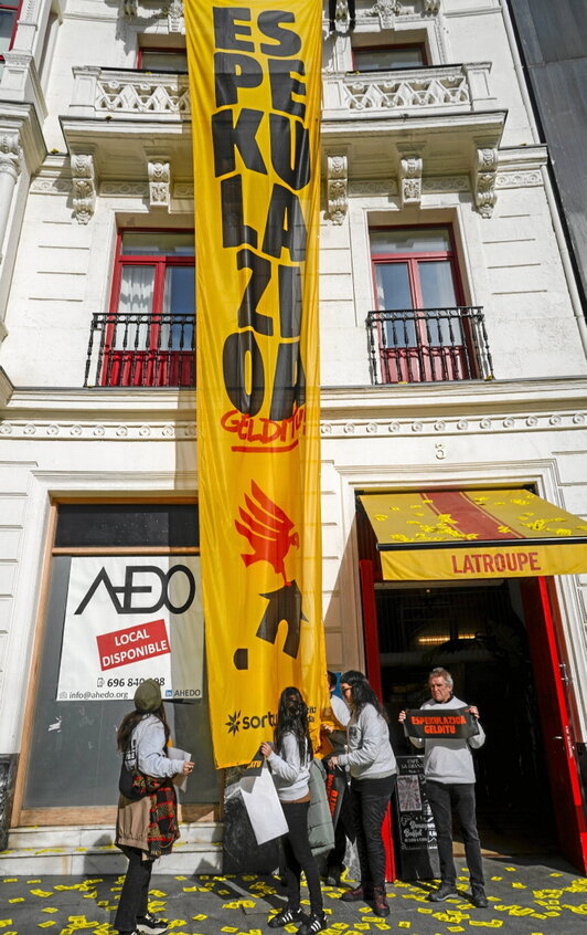 Acción de Sortu contra la especulación inmobiliaria.