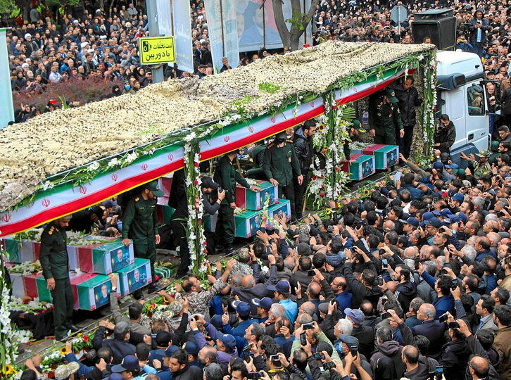 Una multitud, en el cortejo fúnebre con los ataúdes de Raisi y el resto de fallecidos.
