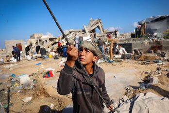 Un niño palestino, en una zona de Rafah devastada ya por las bombas.