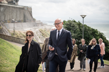 Édouard Philippe, de paseo, ayer tarde, por Biarritz, junto a la alcaldesa Maider Arosteguy.