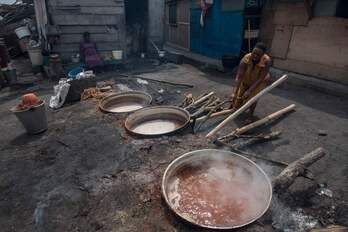 500.000 personas mueren al año en África por inhalar humos mientras cocinan.