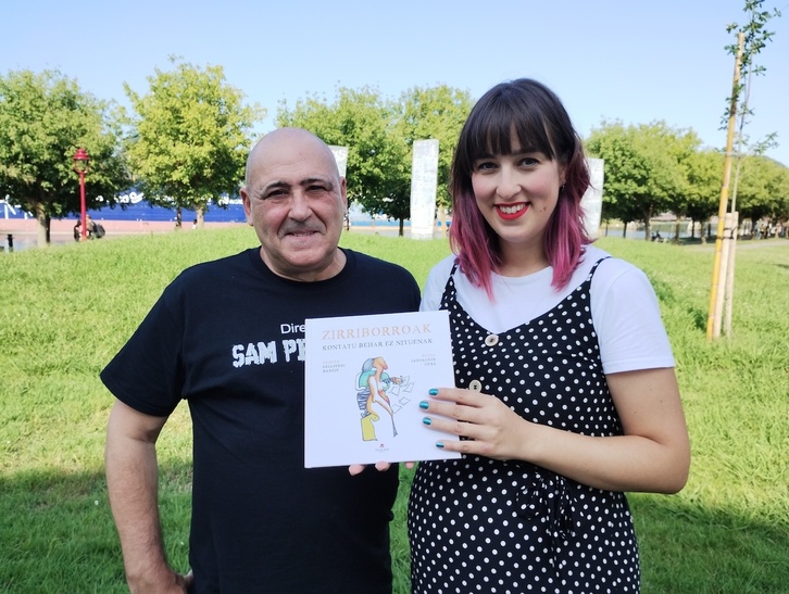 Koldo Landaluze, con Nagore Belastegi y su trabajo conjunto, ‘Zirriborroak’.