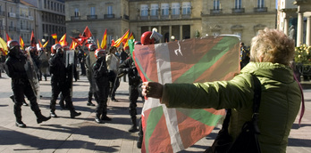 Ciudadanos vascos protestan en Gasteiz ante una concentración de ultraderechistas llegados de fuera y protegidos por la Ertzaintza. 