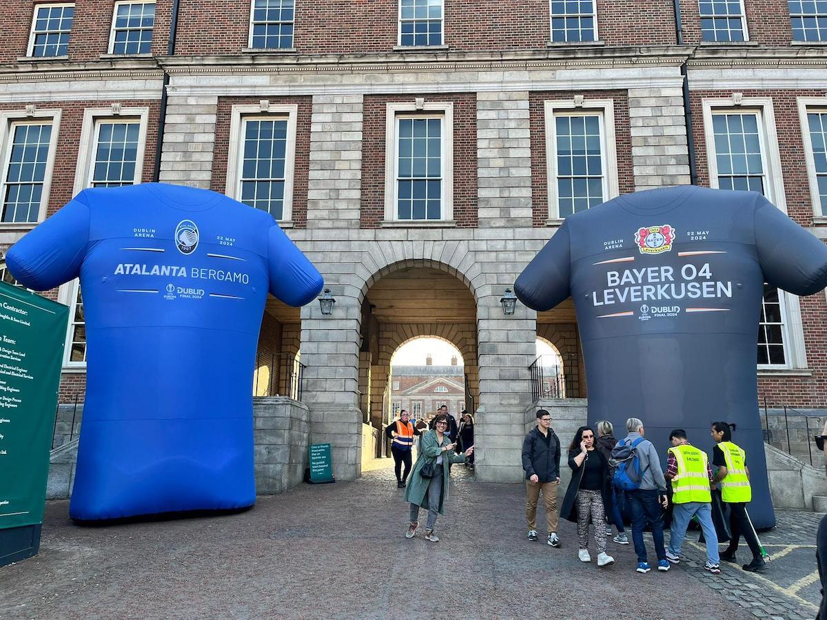 Maria Estevez, bi taldeetako kamiseta erraldoien artean.