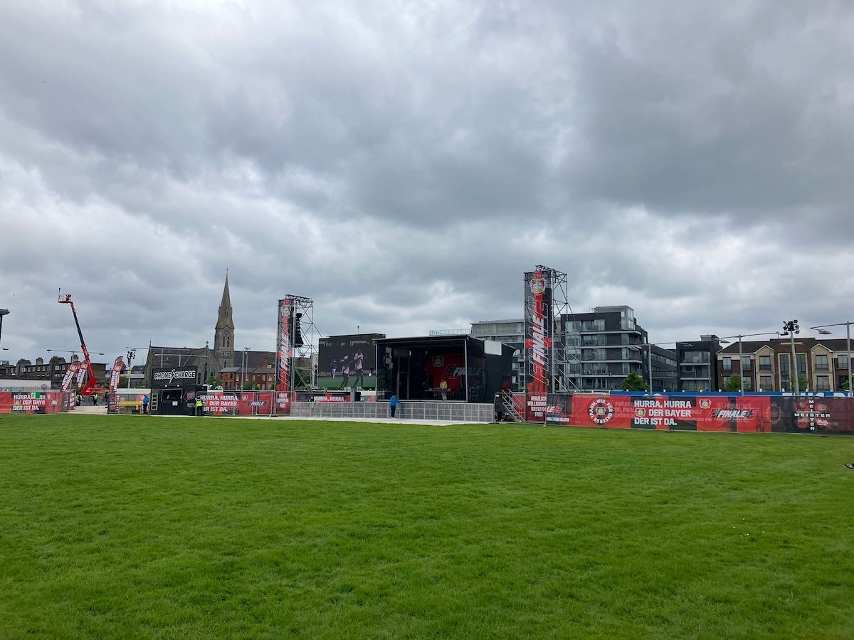 Bayer Leverkuseneko «fanzonea»aren barruan eszenatokia eta pantaila erraldoia daude. (Maria ESTEVEZ)