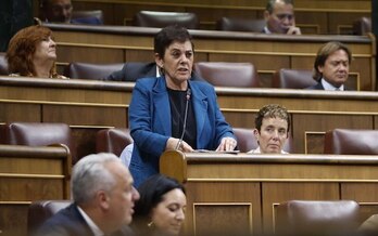 La diputada de EH Bildu Mertxe Aizpurua pregunta al presidente del Gobierno desde su escaño.