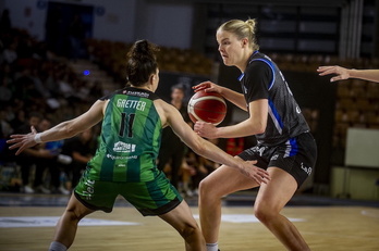 Becky Massey ataca a Melisa Gretter en un derbi entre IDK Euskotren y Kutxabank Araski.