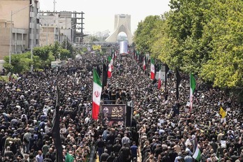Teherán abarrotado de gente que ha asistido al funeral del presidente Ebrahim Raisi.