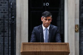 Bajo la lluvia en la puerta del número 10 de Downing Street, Sunak ha anunciado el adelanto de las elecciones.