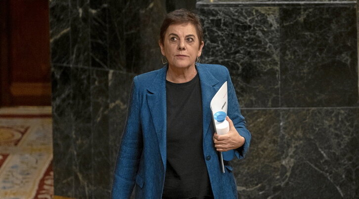 Mertxe Aizpurua se dirige a la tribuna de oradores, durante la sesión plenaria de ayer.