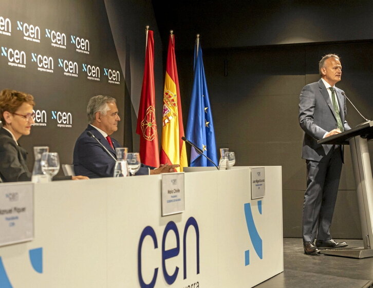 Manuel Piquer interviene ante su predecesor, Juan Migue Sucunza, y la lehendakari María Chivite.