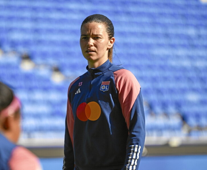 A la izquierda, Damaris Egurrola en un entrenamiento del Olympique. A la derecha, Irene Paredes saluda a la afición en la última visita copera del Barcelona a San Mamés.