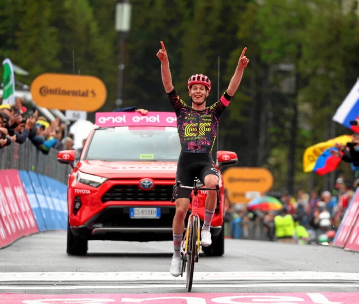 Steinhasuer, bere lehenengo garaipena ospatzen.