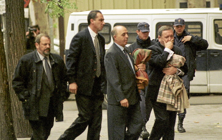 Enrique Rodríguez Galindo, en el centro de la imagen, a las puertas de la Audiencia Nacional española, en 1999.