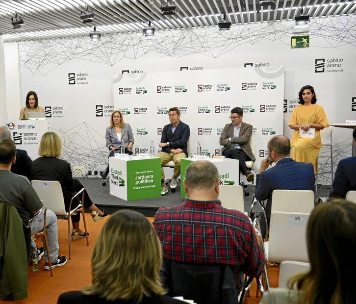 Eva Silván, Manuel Arias Maldonado y Ramón González Férriz en el acto de ayer.