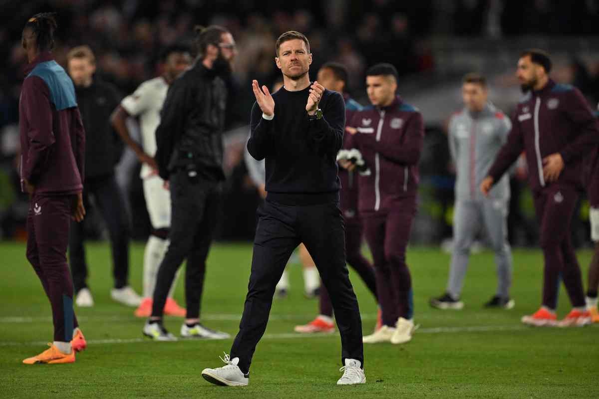 Xabi Alonso saluda y agradece al público tras la final. (Glyn KIRK/AFP)