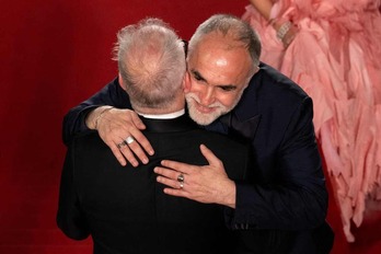 El director brasileño Karim Ainouz abraza al director del Festival de Cannes, Thierry Fremaux, a su llegada a la proyección de su película.