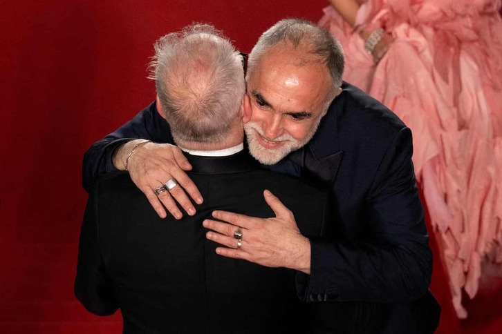 El director brasileño Karim Ainouz abraza al director del Festival de Cannes, Thierry Fremaux, a su llegada a la proyección de su película.