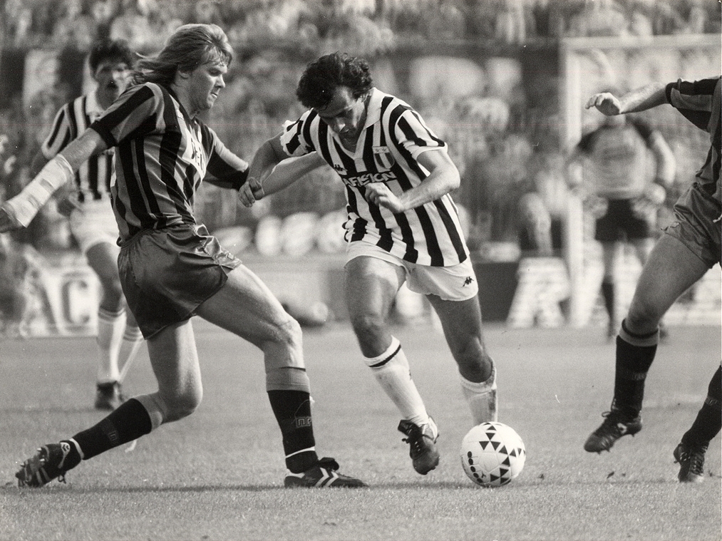 Stromberg, ante Platini en los años 80. (Wikimedia Commons)