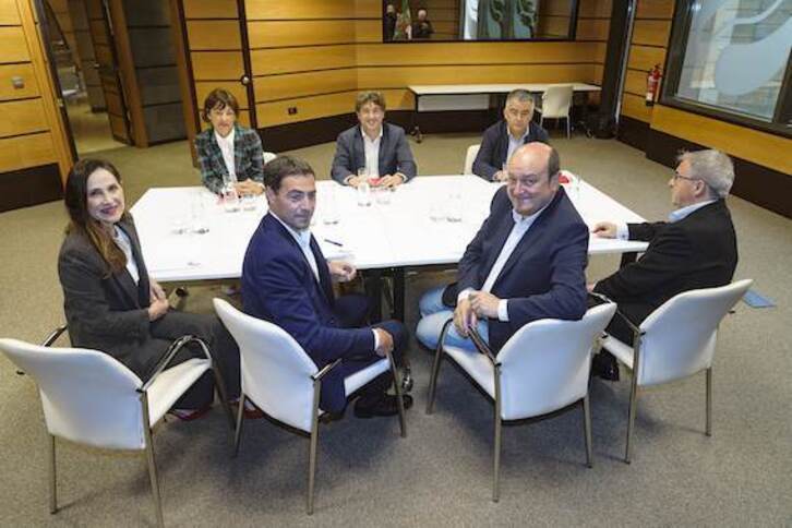 La presidenta del Parlamento, Bakartxo Tejeria, en la primera reunión entre PNV y PSE para renovar su pacto de gobierno.