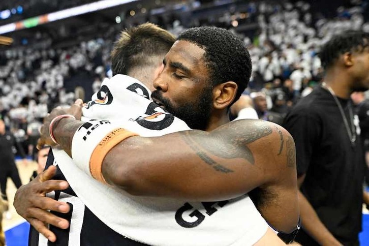 Kyrie Irving y Luka Doncic, fundidos en un abrazo tras ganar en Minnesota.