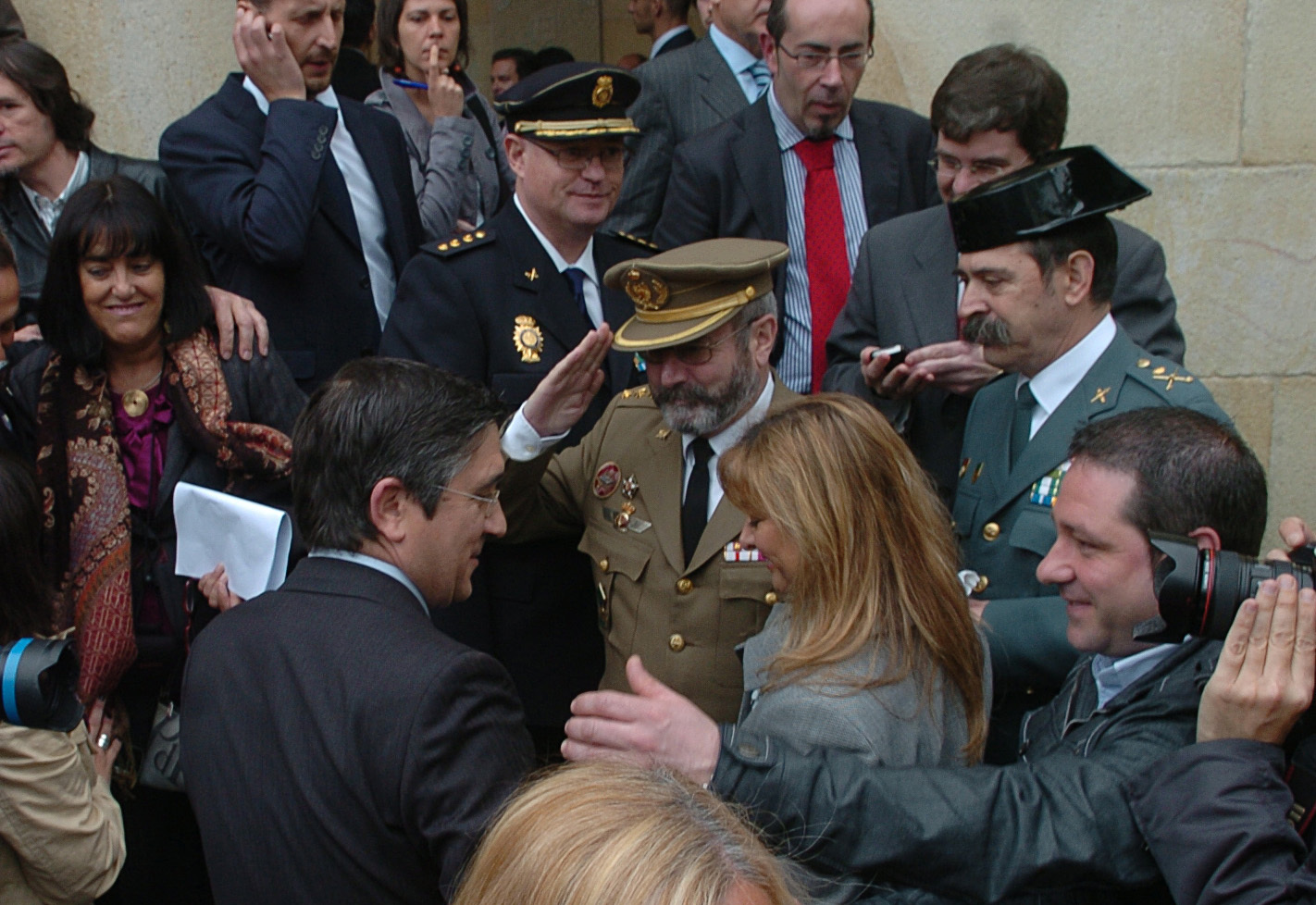 Armadako, Poliziako eta Guardia Zibileko agintariek Patxi López zoriondu dute lehendakari kargua hartu ondoren. (Luis JAUREGIALTZO I FOKU)