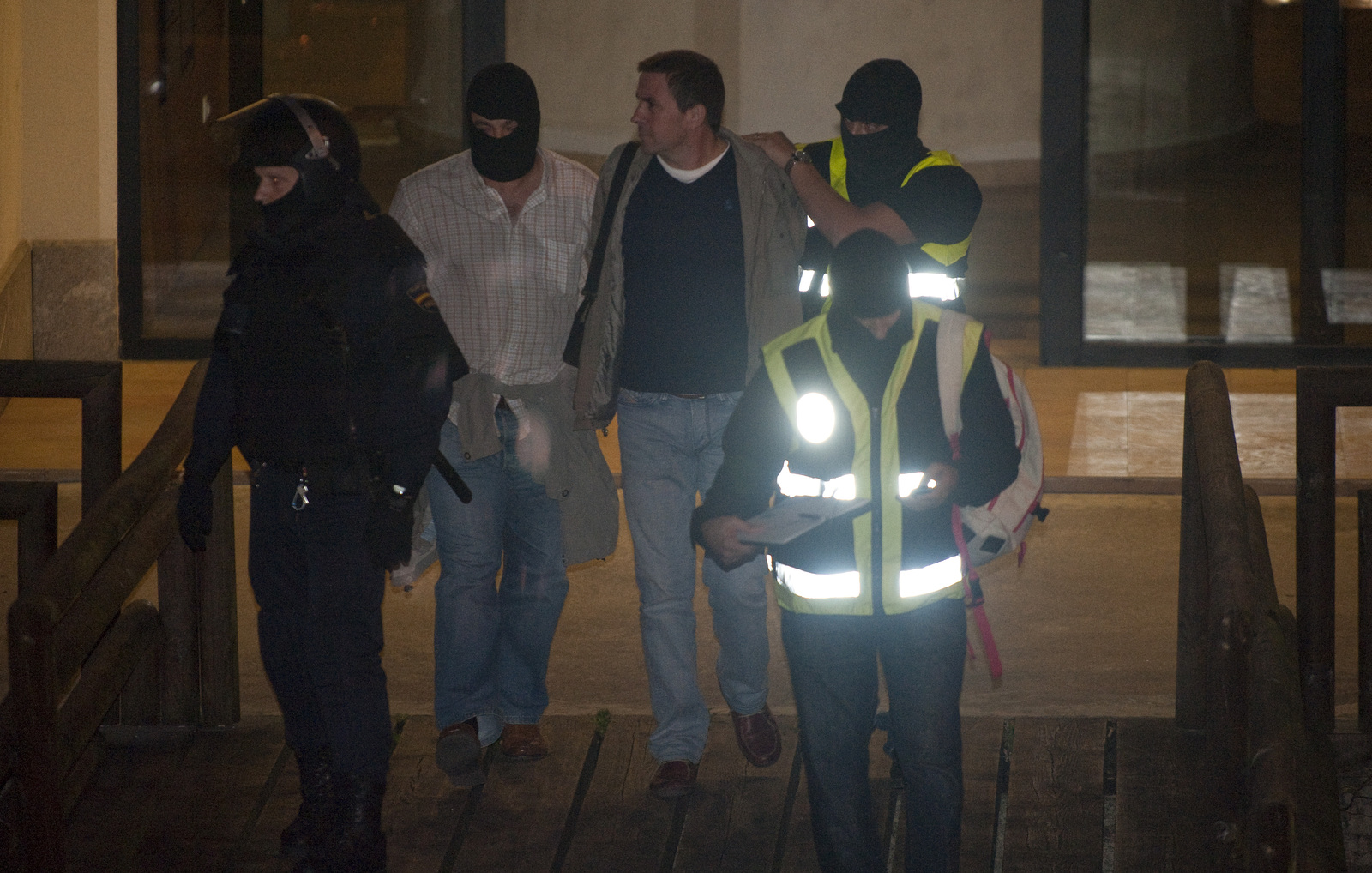 Polizia-operazioa LABen Donostiako egoitzan. Irudian, Arnaldo Otegi, atxilotuetako bat. (Andoni CANELLADA I FOKU)