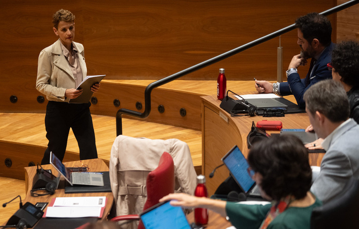 La lehendakari María Chivite se dirige a su escaño tras intervenir desde la tribuna.