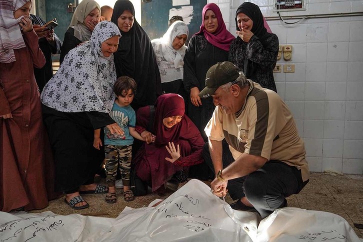 Identificación de fallecidos en un bombardeo en Deir Balah.