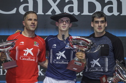 Jokin Altuna Aimar Olaizola eta Joseba Ezkurdiarekin, 2018an Buruz Buruko txapeldun izan zenean, Bilbon.