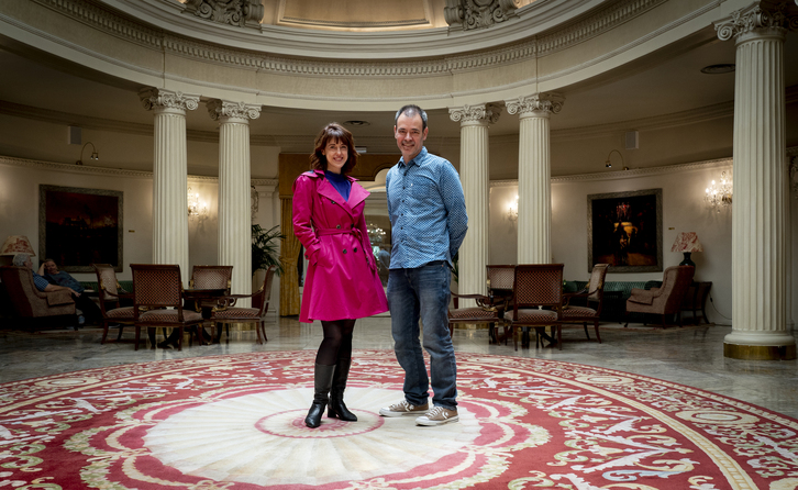 Irene Vallejo y Tyto Alba, en el hotel Carlton de Bilbo.