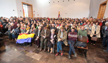 Asistentes a la inauguración del memorial en Torrero (Aragón) donde fusilaron a 224 navarros. 