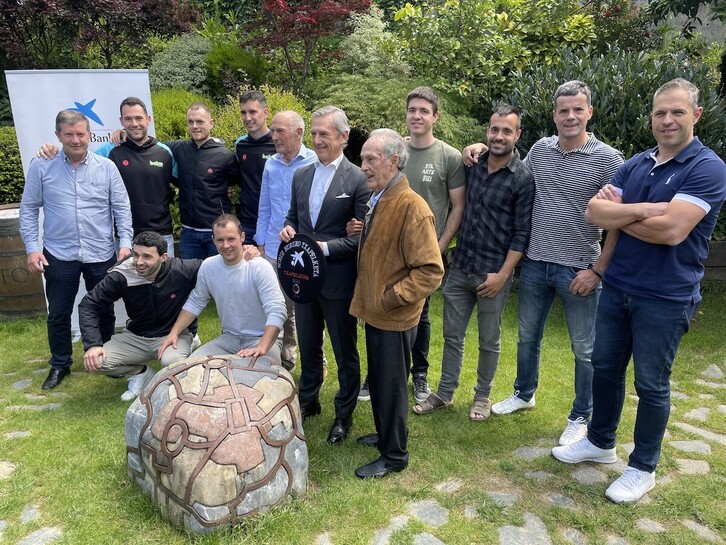 Sondikan bildu ziren txapeldunen argazkia, tartean aurtengo bi finalistak direlarik.