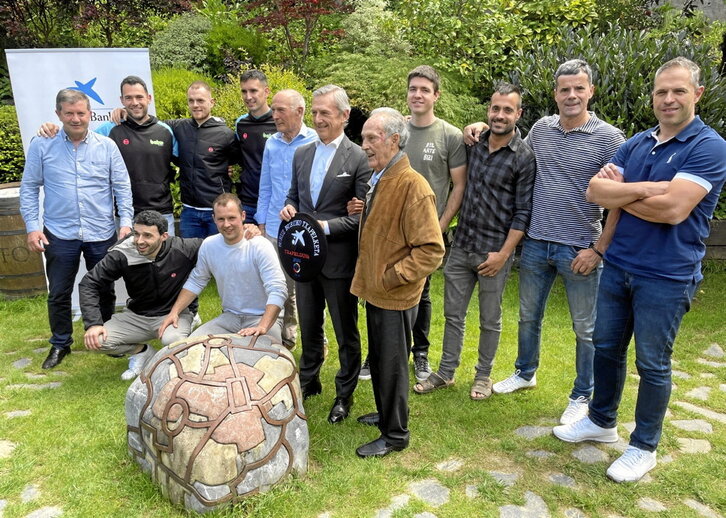 Sondikako jatetxe batean bildutako Buruz Buruko txapeldunen familia-argazkia.