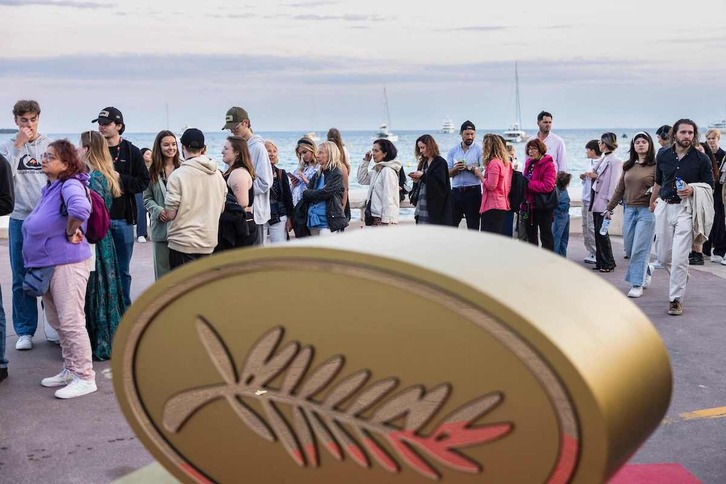 Personas esperan para acceder a una proyección en Cannes.
