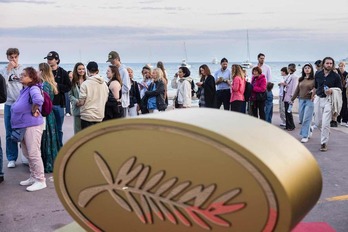 Personas esperan para acceder a una proyección en Cannes.