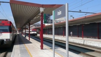 Tren de cercanías en la estación de Irun. 