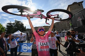 Pogacar levanta su bicicleta tras ganar su primer Giro a la vez que su sexta victoria de etapa en la ronda italiana.