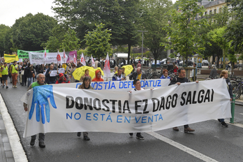 Cabeza de la manifestación que ha reclamado en Donostia un cambio del modelo de ciudad.