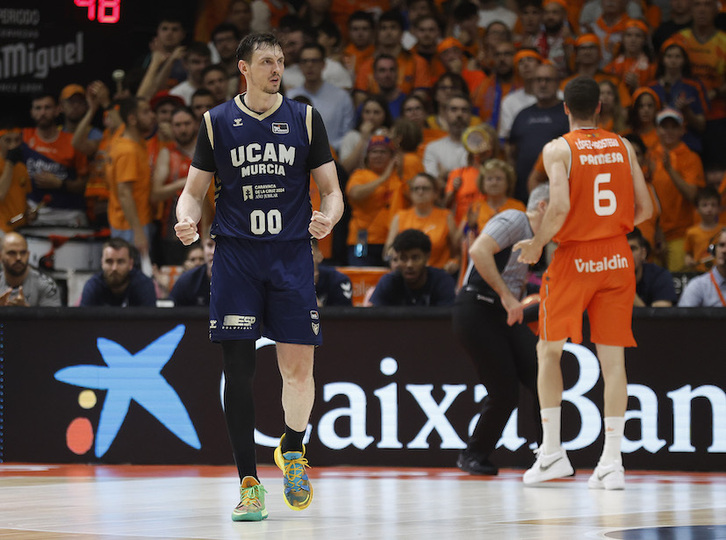 Rodions Kurucs, de cara, y Xabi López-Arostegi, de espaldas, demuestran la deriva de UCAM Murcia y sobre todo Valencia Basket.