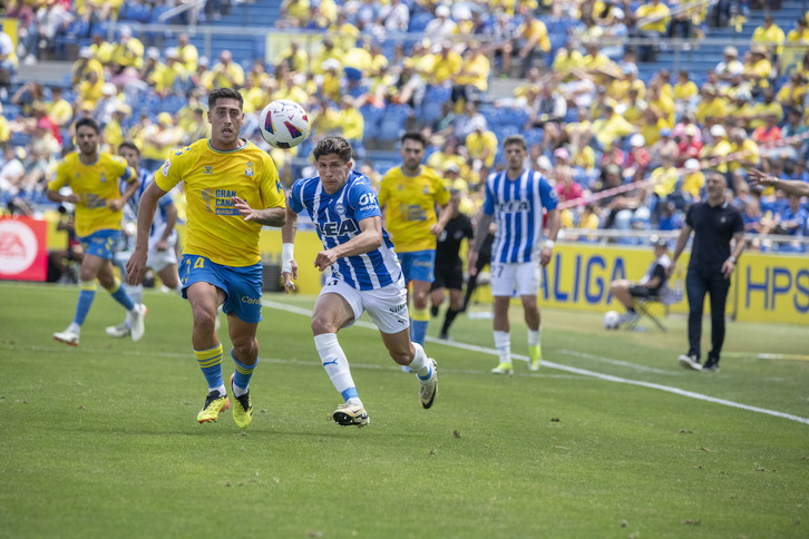 Giuliano Simeone, que ha fallado un penalti, busca hacerse con el control del balón.