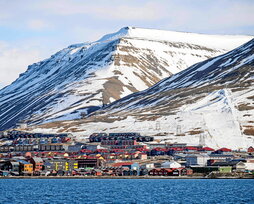 2.700 pertsona baino bizi ez diren artxipielagoan Longyearbyen da herririk populatuena.