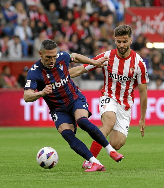 Arbilla protege el balón ante Gaspar.